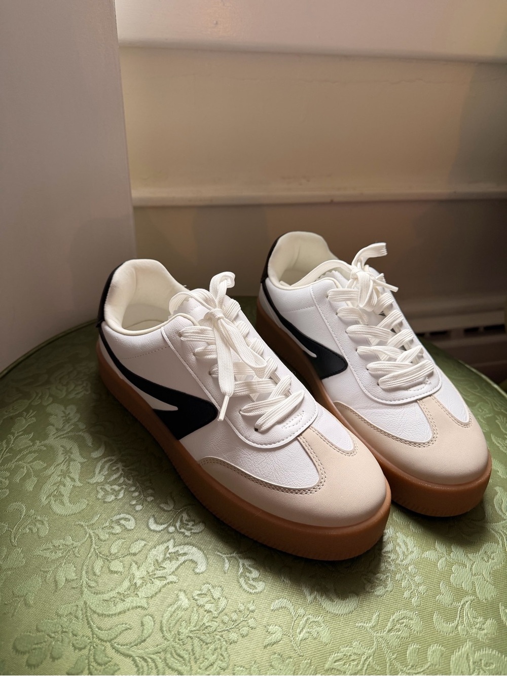 DV Dolce Vita Russo Soccer Terrace Retro Sneakers Cream Suede Toe 8.5W NWOT